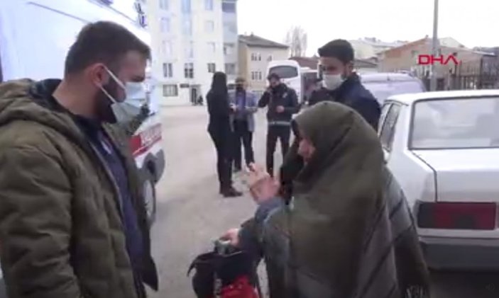 Erzurum'da koronalı kadın, ambulansa binmemek için 1,5 saat direndi