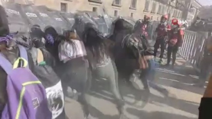 Meksika’da kadınlardan polis şiddetine karşı protesto
