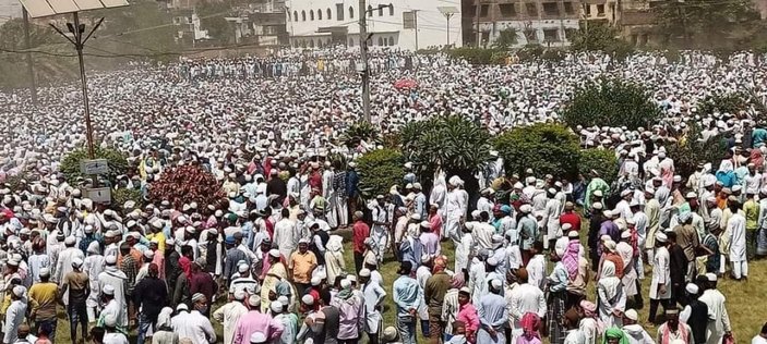 Hindistan'da İslam aliminin cenazesinde koronaya rağmen binlerce kişi katıldı