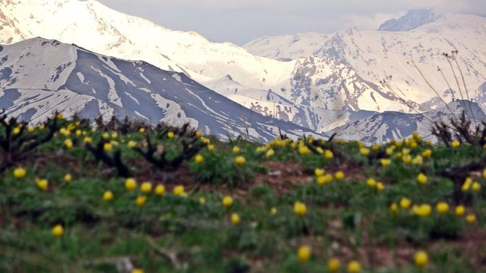 i Yüksekova'da iki mevsim bir arada