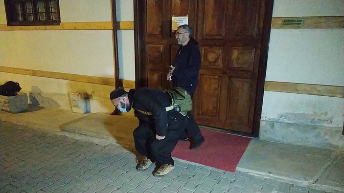 Karaman'da namaz sonrası camide mahsur kalan kişiyi polis ekipleri kurtardı