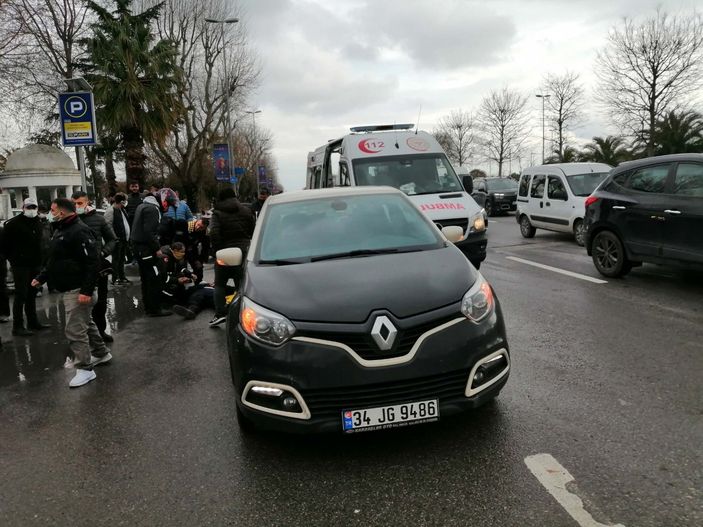 Maltepe'de kurye otomobile çarptı: 1 yaralı