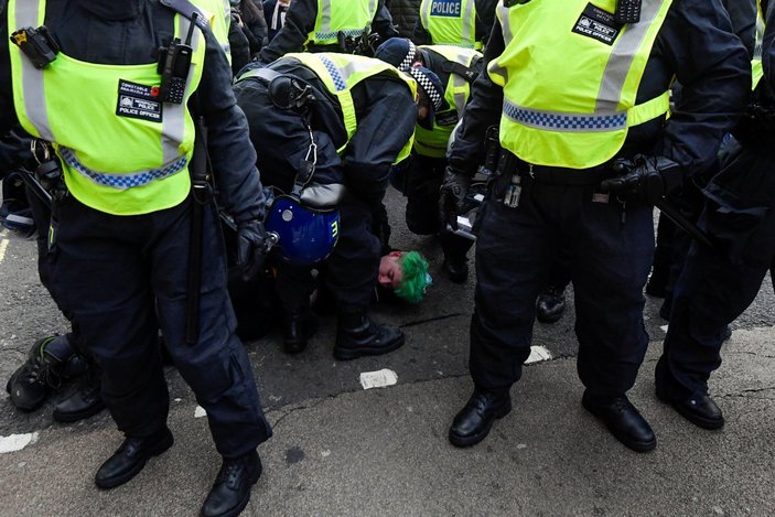 İngiltere'de göstericiler polisin sert müdahalesiyle karşılaştı