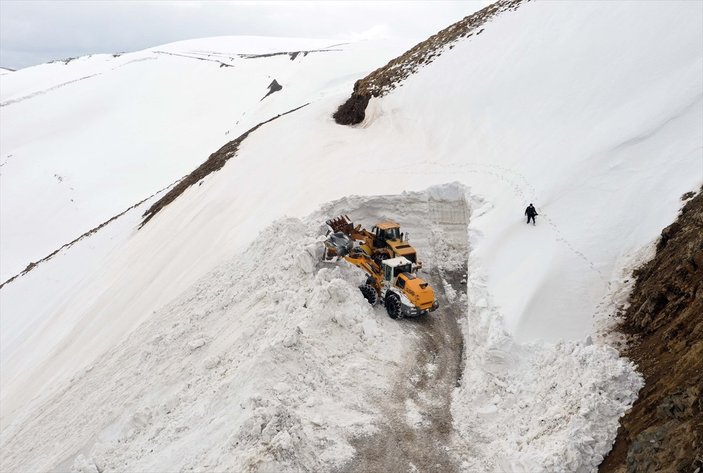 Muş'ta karla kaplı köy yolları açılıyor