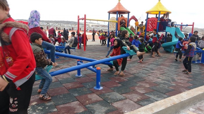 Briket evlerine kavuşan Suriyeli çocuklar, ilk kez parkta oyun oynadı