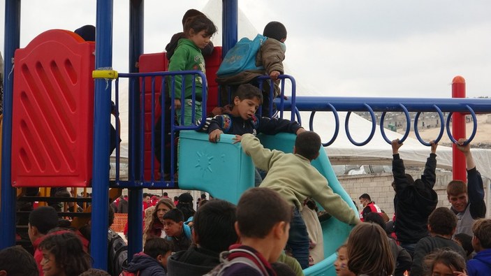 Briket evlerine kavuşan Suriyeli çocuklar, ilk kez parkta oyun oynadı