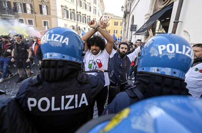 Roma'da koronavirüs kısıtlamaları protesto edildi