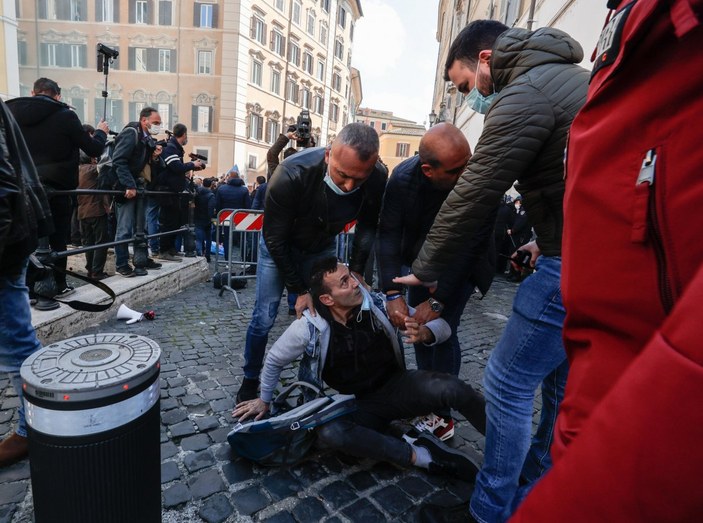 Roma'da koronavirüs kısıtlamaları protesto edildi
