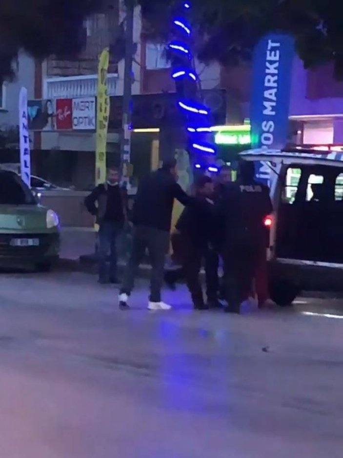 Antalya'da gözaltına alınmak isteyen şahıs polisi tekmeledi