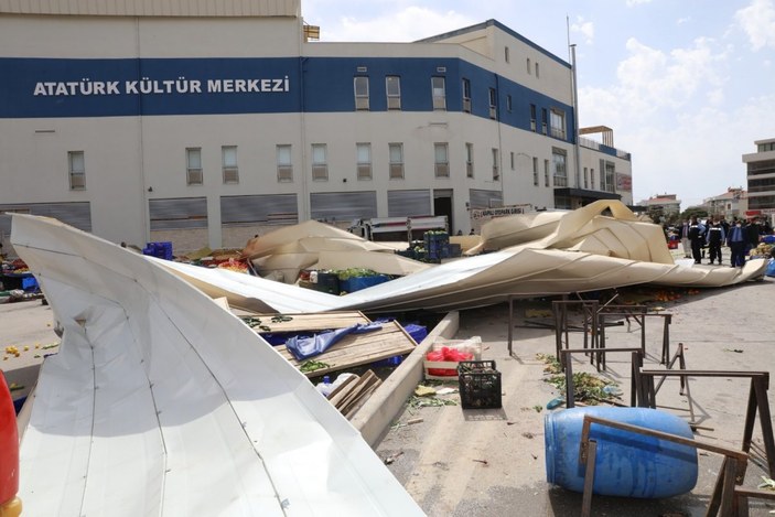 İzmir'de AKM'nin çatısı pazar yerinin üstüne uçtu