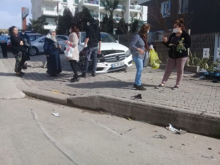 i İzmir’de freni boşalan kamyon 2 aracı biçti, istinat duvarını yıktı