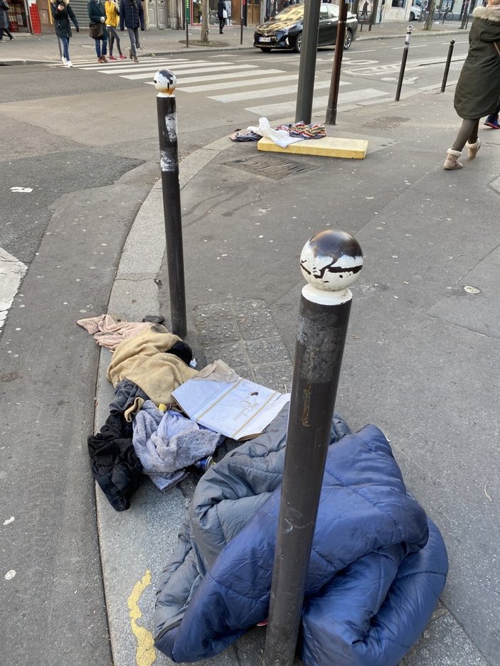 Paris sokakları çöplerle doldu