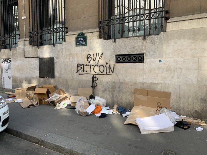 Paris sokakları çöplerle doldu