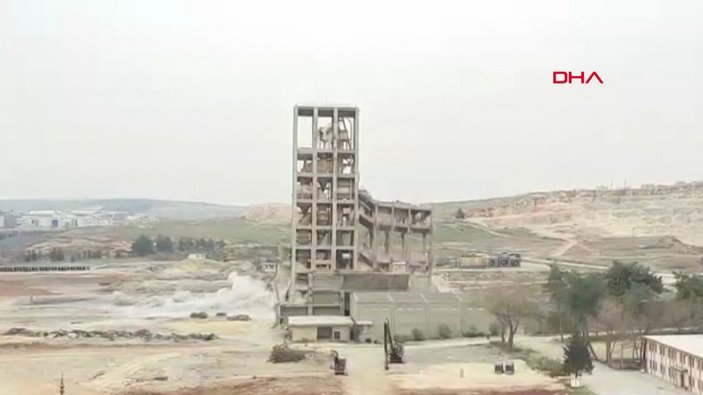 Gaziantep’te 60 yıllık silo 60 kilo dinamit kullanılarak yıkıldı