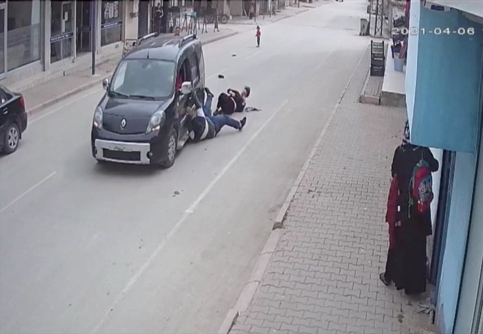 Adana'da kapkaççı, iki kardeşi metrelerce sürükledi