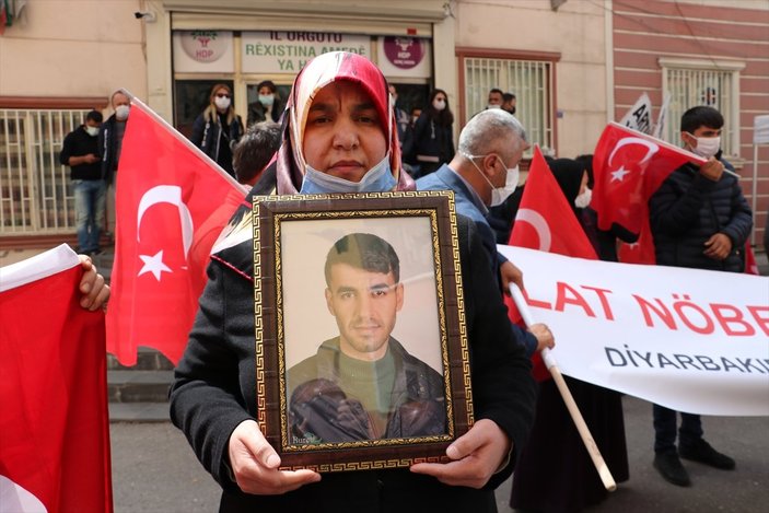 Diyarbakır'da evlat nöbetine iki aile daha katıldı