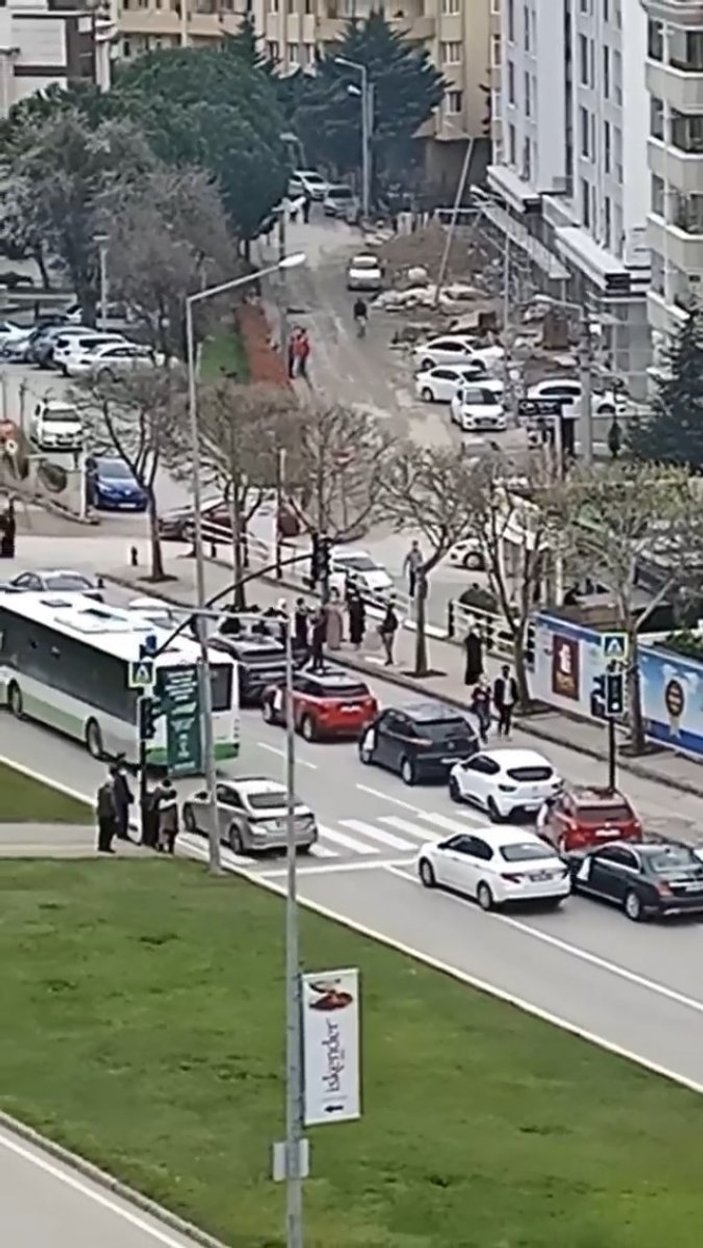 Bursa’da bir araya gelip sokak ortasında halay çektiler