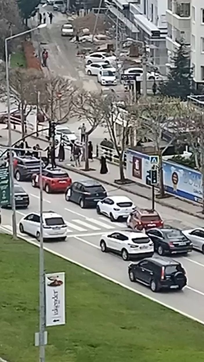 Bursa’da bir araya gelip sokak ortasında halay çektiler