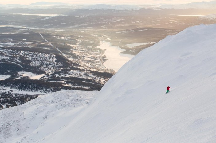 İsveç’te karantinadan kayak yaparak kaçmaya çalıştı
