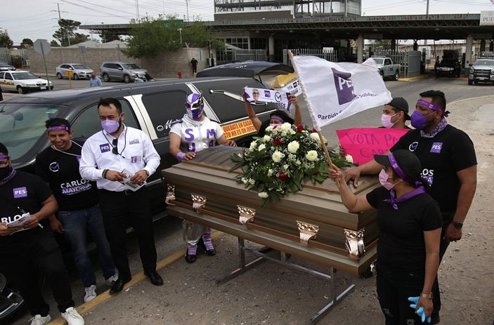 Meksikalı vekil adayından tabutlu seçim kampanyası