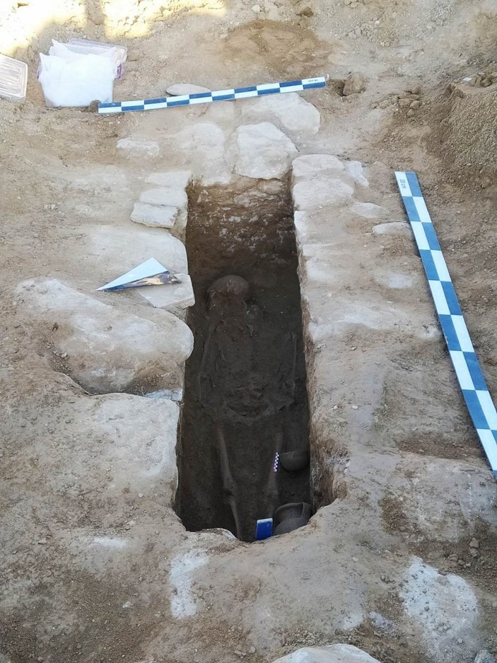 Manisa’da lahit mezar ortaya çıkarıldı