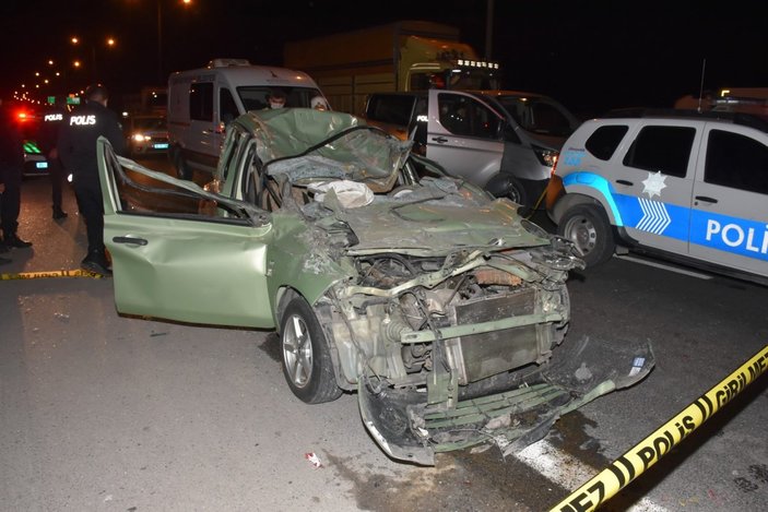 İzmir'de otomobil tıra arkadan çarptı: 1 ölü, 1 yaralı
