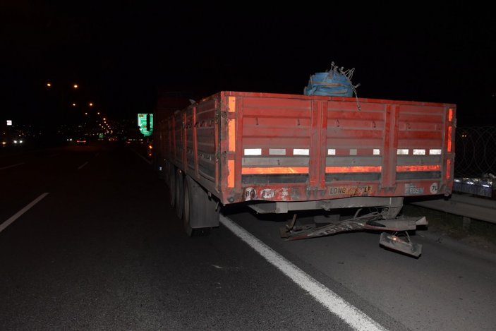 İzmir'de otomobil tıra arkadan çarptı: 1 ölü, 1 yaralı