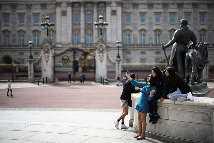 r Kraliçe Elizabeth, Buckingham Sarayı'nda piknik izni verdi