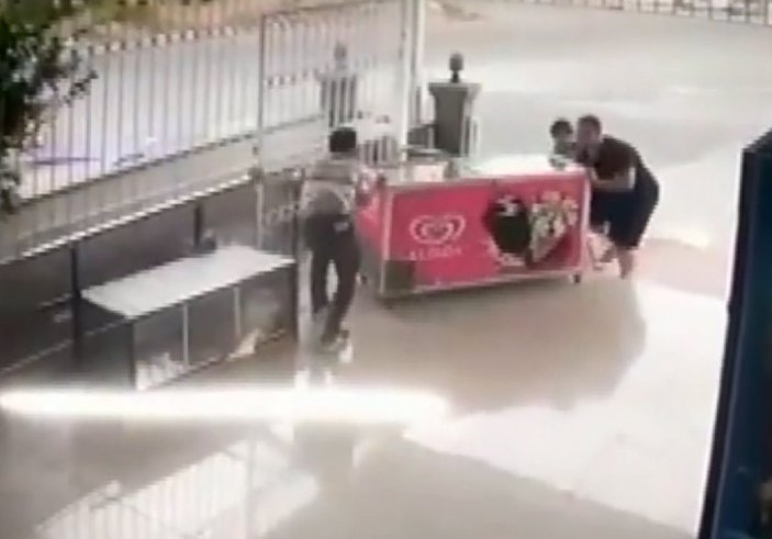 Antalya'da rüzgar dondurma dolabını sürükledi