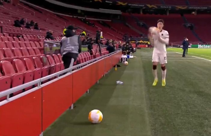 Ajax-Roma maçında top toplayıcı çocuk, Calafiori'nin suratına top fırlattı