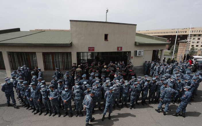 Ermenistan'da asker yakınlarından protesto