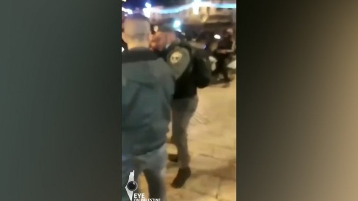 İsrail polisi çocuklarının önünde Filistinli adamı darbetti