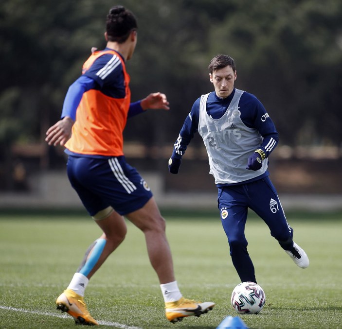 Mesut Özil, takımla çalışmalara başladı