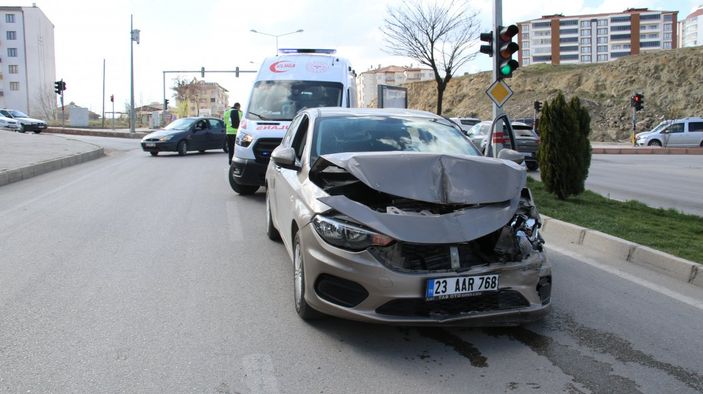 İ Elazığ'da kaza yaptı, hem ehliyeti kaptırdı hem de ceza yedi