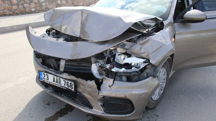 İ Elazığ'da kaza yaptı, hem ehliyeti kaptırdı hem de ceza yedi