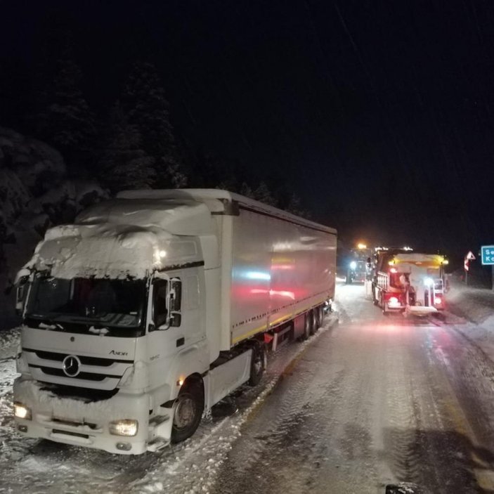 Antalya- Konya karayolunda etkili kar yağışı