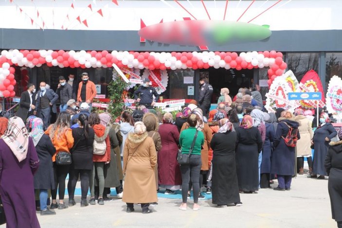 Sivas'ta açılışında izdiham çıkan markete ceza