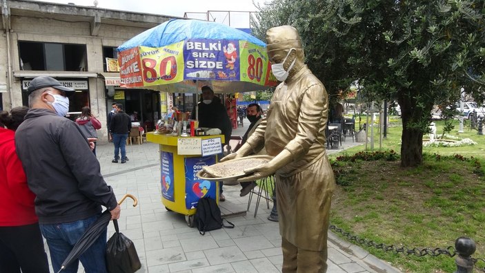 Hatay'da tepsisi çalınan 'Künefeci Heykeli' yeniden yapıldı