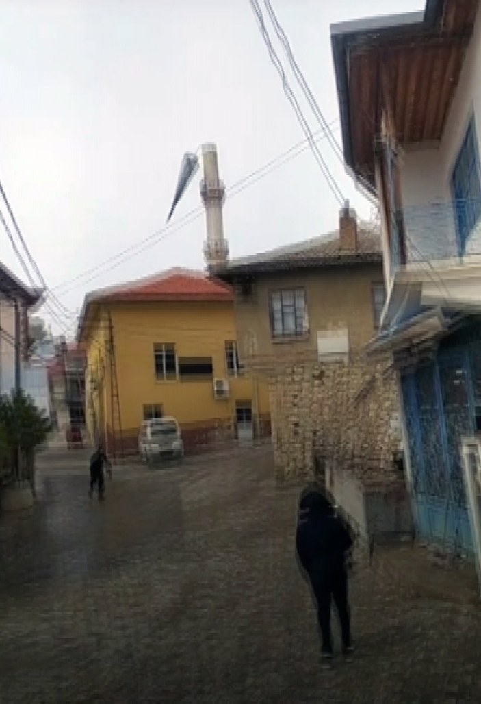 Karaman'da şiddetli fırtına cami minaresinin külahını uçurdu
