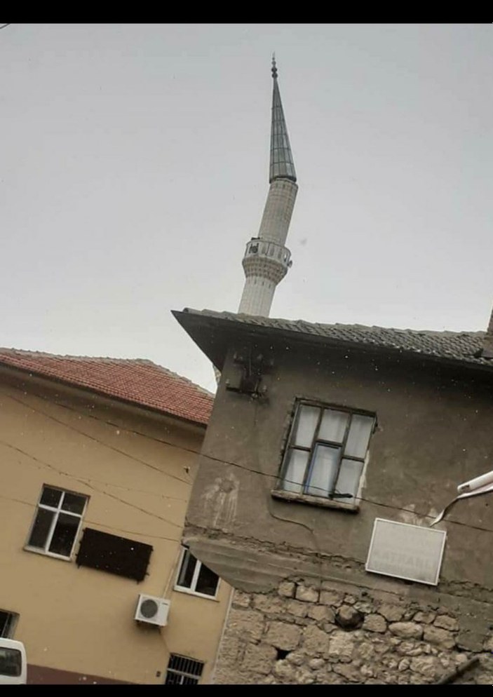Karaman'da şiddetli fırtına cami minaresinin külahını uçurdu
