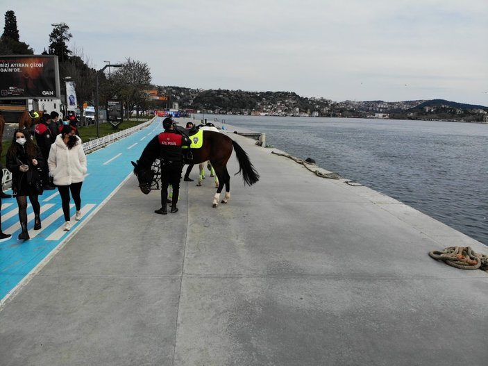 Bebek'te atlı polislerin koronavirüs denetimi