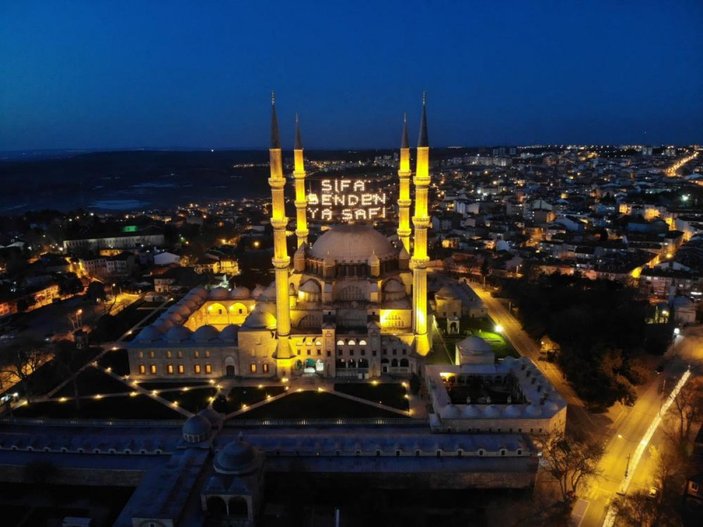 Edirne Selimiye Camisi'nin Ramazan mahyası asıldı