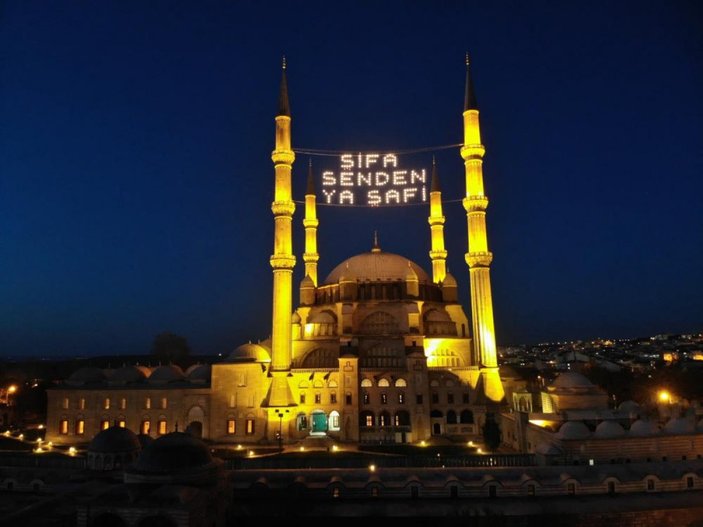 Edirne Selimiye Camisi'nin Ramazan mahyası asıldı