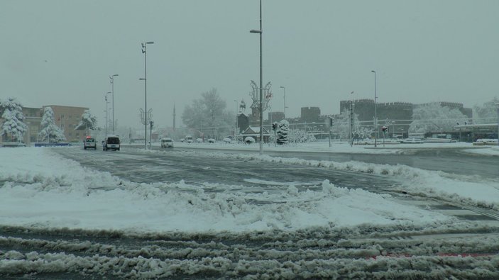 Kayseri’de nisan ayında yağan kar ile sokaklar beyaza büründü