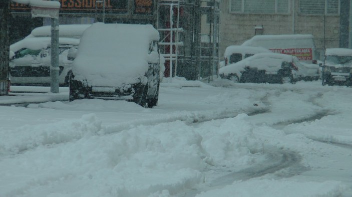 Kayseri’de nisan ayında yağan kar ile sokaklar beyaza büründü