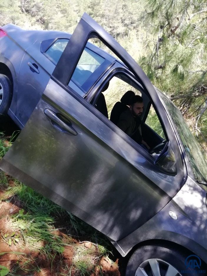 a Muğla'da otomobil uçurumun kenarında asılı kaldı