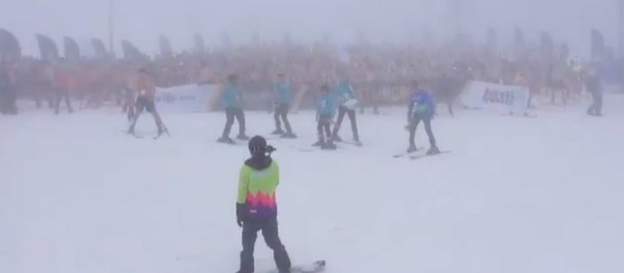 Ruslar, Soçi'de bikinileriyle kayak sezonuna veda etti