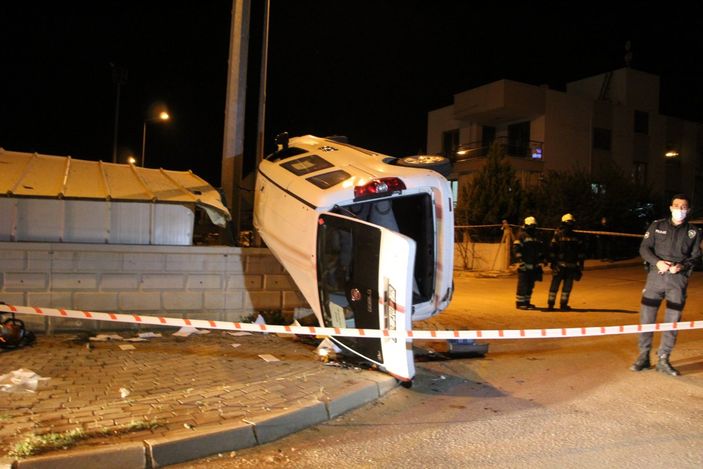 İ Denizli'de takla atan otomobil duvarda asılı kaldı