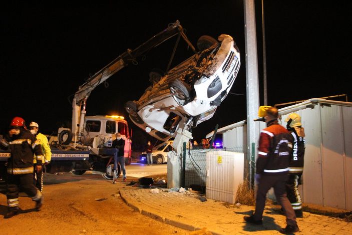 İ Denizli'de takla atan otomobil duvarda asılı kaldı
