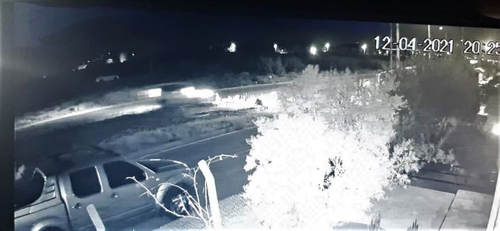 Denizli'de takla atan otomobil duvarda asılı kaldı